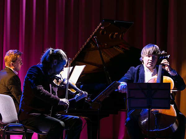 В концертно-актовом зале БарГУ с большим успехом прошёл концерт знаменитых на весь мир белорусских музыкантов молодого поколения