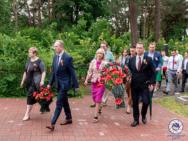 Администрация БарГУ приняла участие в церемонии возложения цветов к памятникам 