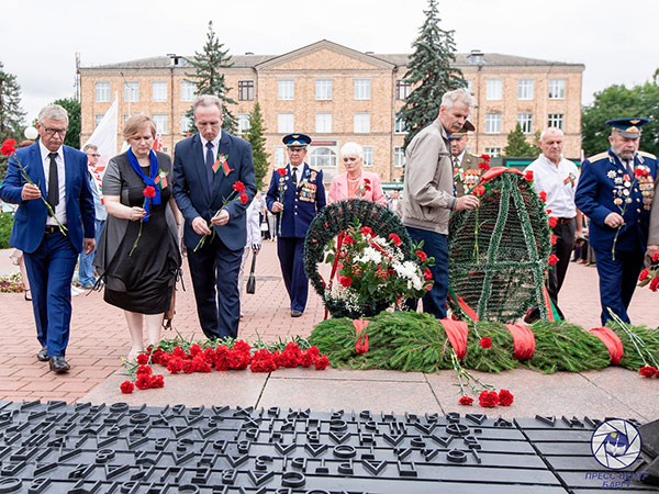 Администрация БарГУ приняла участие в церемонии возложения цветов к памятникам 