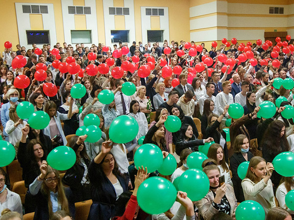 Новую смену первокурсников встретили в БарГУ насыщенной праздничной программой «Виват, первокурсник—2021! Виват, БарГУ!»
