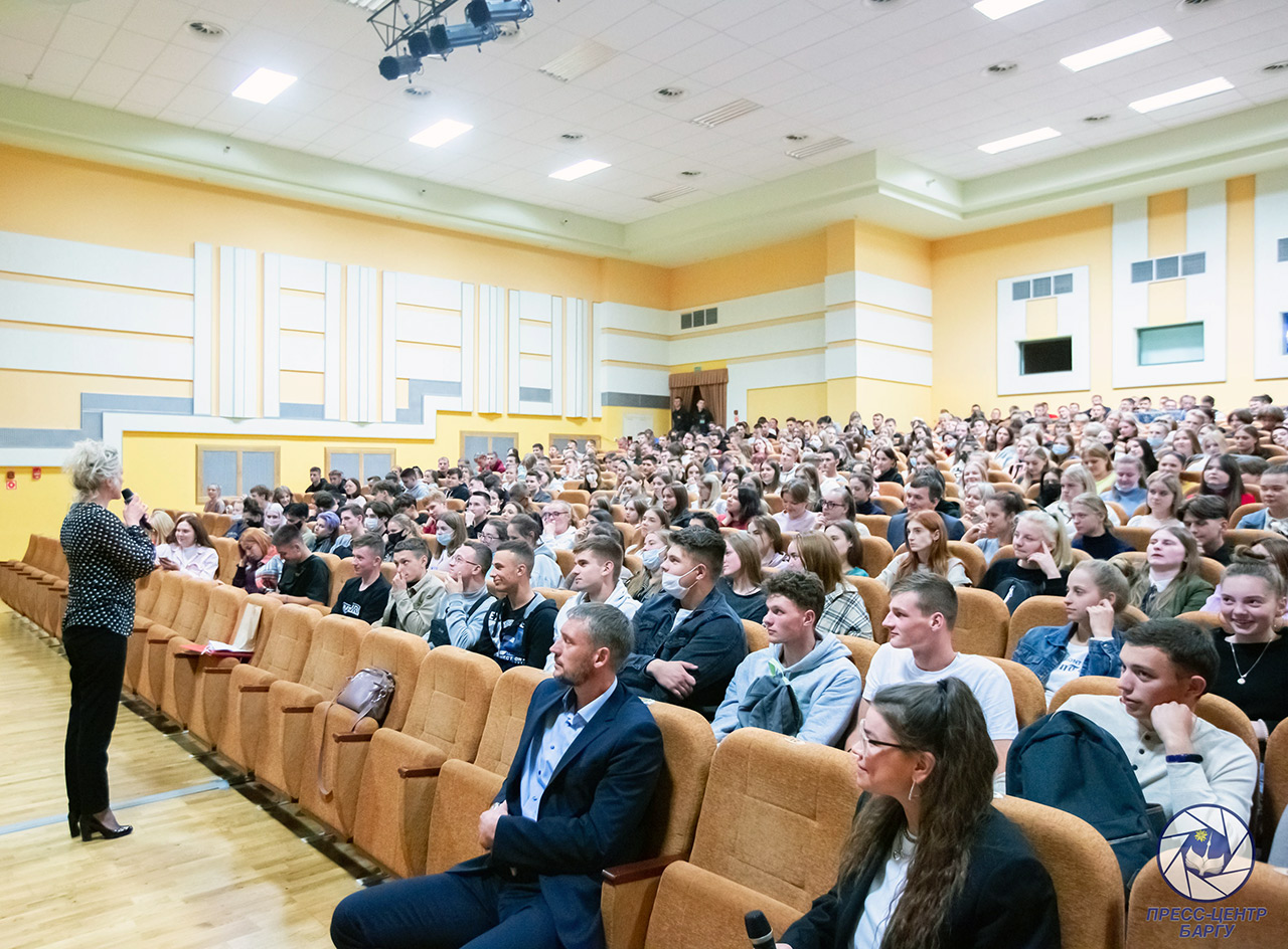 В концертно-актовом зале БарГУ состоялся открытый диалог для студентов 1-го курса «Студент, в БарГУ всё для тебя! Найди себя!»