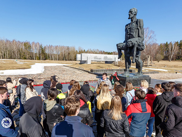 Студенты БарГУ с экскурсией посетили  мемориальный архитектурно-скульптурный комплекс «Хатынь» и Курган Славы