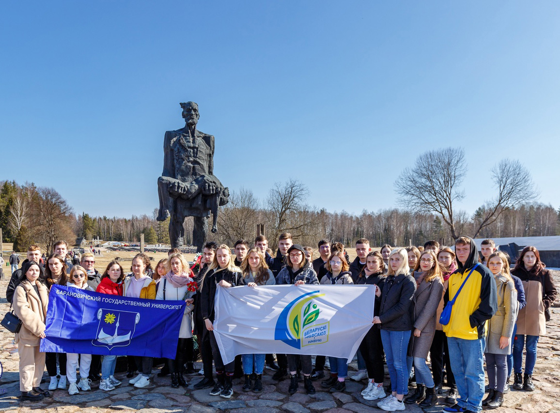 Студенты БарГУ с экскурсией посетили  мемориальный архитектурно-скульптурный комплекс «Хатынь» и Курган Славы