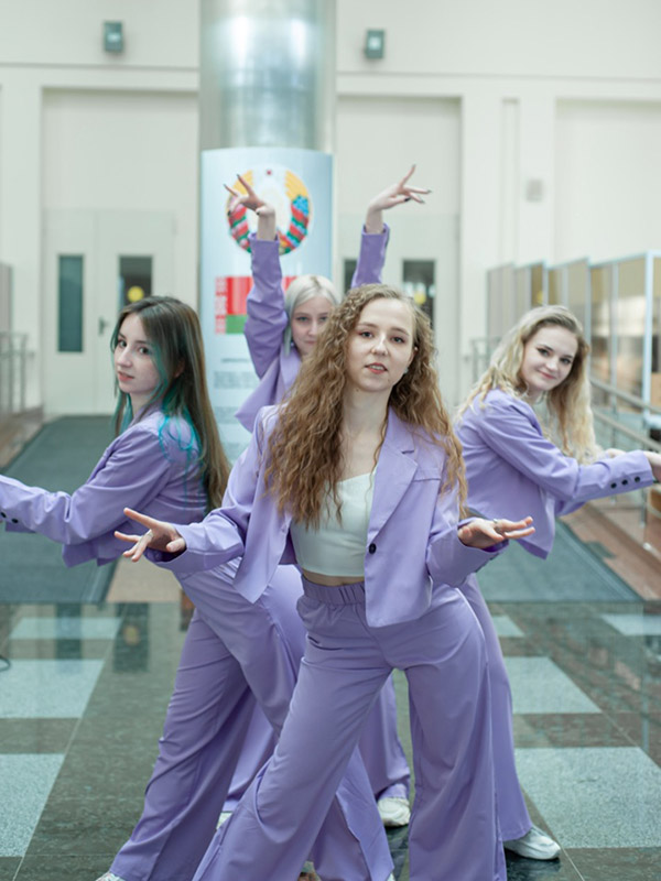 В БарГУ прошёл атриум-брейк «Танцуй, пока молодой!»