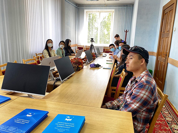 Торжественное вручение справок об обучение на курсах русского языка граждан Китая