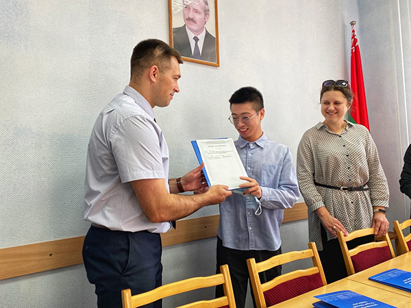 Торжественное вручение справок об обучение на курсах русского языка граждан Китая