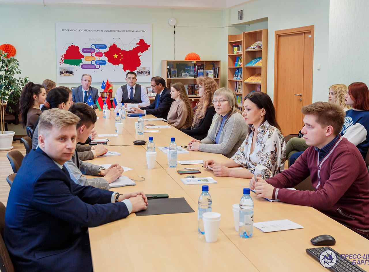 В БарГУ прошел VI Научно-практический круглый стол: «Беларусь и Китай: многовекторность сотрудничества»