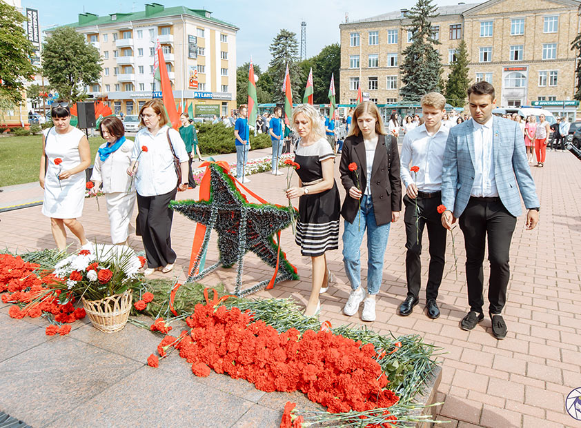 Делегация БарГУ приняла участие в возложении цветов к памятнику "Вечный огонь"