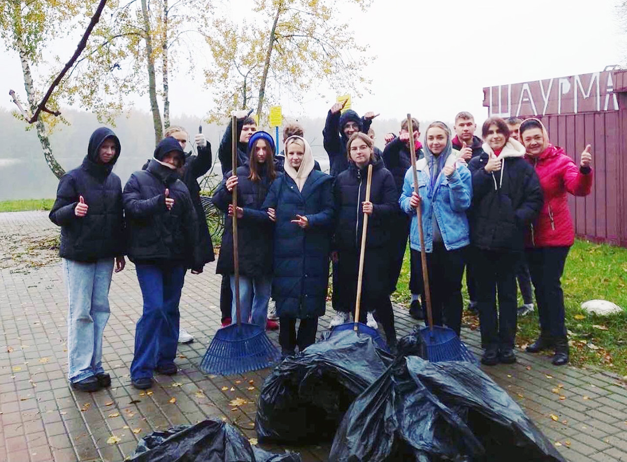Студенты БарГУ приняли участие в уборке территории прибрежной части водохранилища Мышанка в рамках месячника по благоустройству
