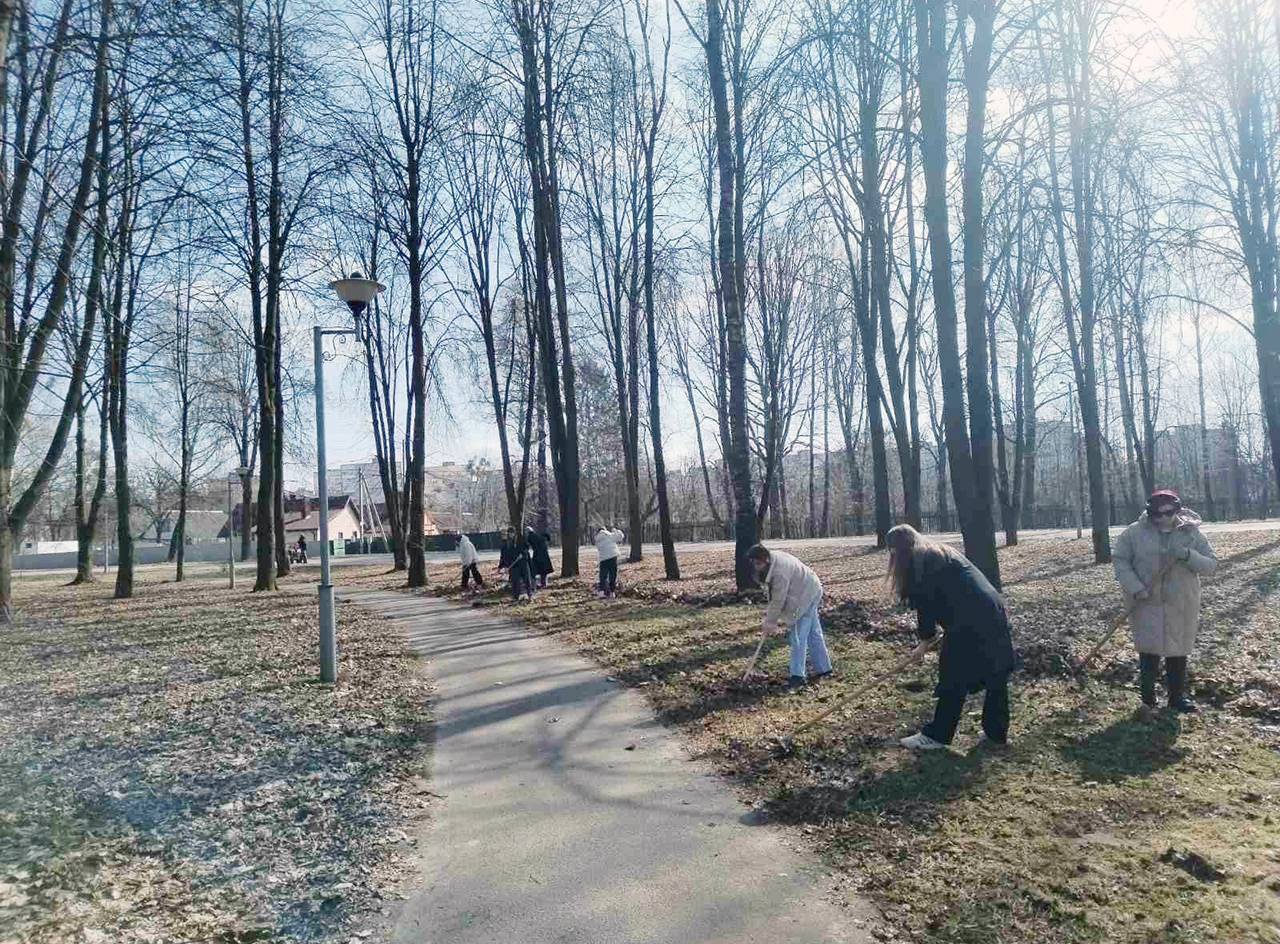 Студенты БарГУ в рамках месячника по благоустройству приняли участие в уборке территории парка «Натхненыя Перамогай»
